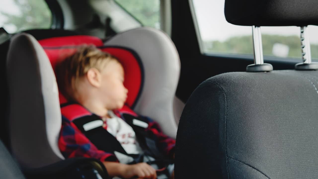 Cuidado con el calor: Padres en California pueden enfrentar cargos criminales por dejar a niños solos en autos