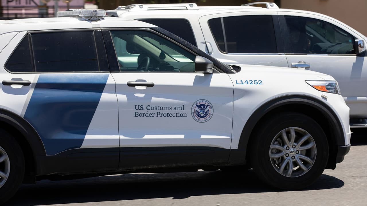 <h2 class="cms-H2-H2"><b>¿Es una violación a la privacidad?</b></h2>
<br>Legalmente, debido a que es una publicación en redes sociales, no es privada y es sujeta a que se pueda revisar, dice el abogado Vásquez. “Es importante entender que lo privado en las redes no necesariamente te da algún tipo de derecho privado”.
<br>
<br>
<b>“Inmigración te está dejando saber que ellos van a revisar tus redes y cualquier información que encuentren va a parecer perjudicial para tu caso si llega a demostrar algo contrario”</b>, dice el abogado Vásquez.