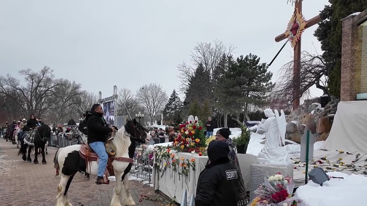 El trayecto es largo, pero alentador. Una tradición que todos disfrutan.
<br>
<br>“Les doy las gracias a todos los que han venido y siguen viniendo. Con cuidado de los animalitos, y lo más importante: mantener el valor y la fe”, agregó el rector Sánchez.