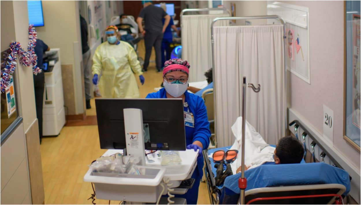 Hospitales de Chicago retoman el uso obligatorio de cubrebocas tras incremento de casos de covid-19