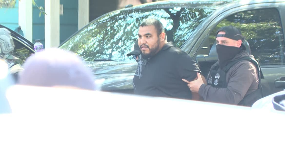 Hasta el momento
<b> no se han revelado las identidades de los detenidos,</b> tampoco el motivo del operativo, pero los familiares aseguraron que ninguno de los tres tenía ni siquiera infracciones de tránsito.