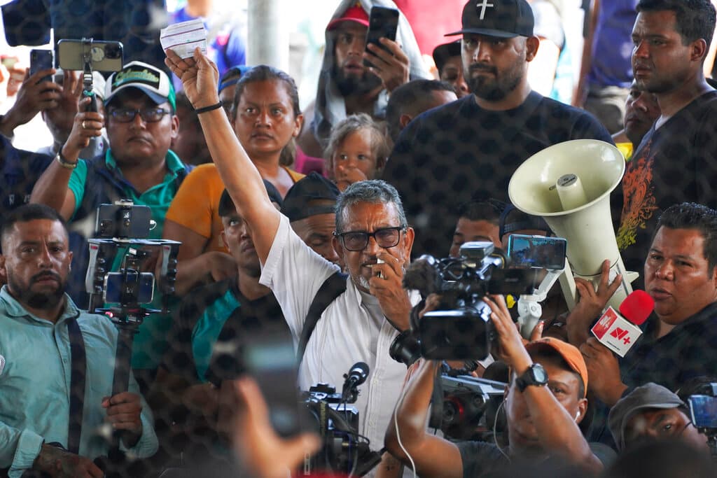 Autoridades mexicanas detienen a conocido activista la víspera de la salida de una caravana migrante hacia CDMX