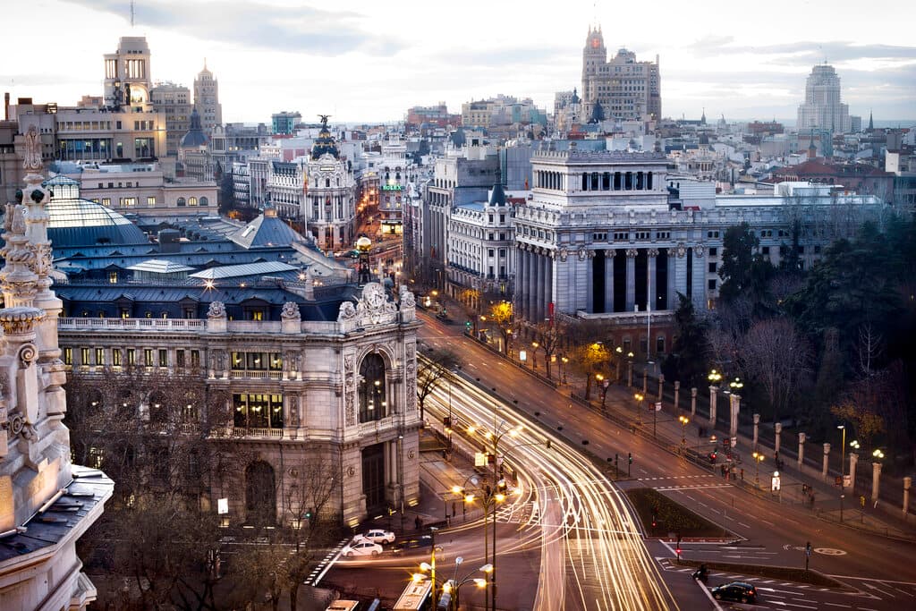 <h2 class="cms-H2-H2">18.- Madrid</h2>
<br>
<br>También es la primera vez que se incluye en la lista. El Palacio Real de Madrid, la Plaza Mayor y Gran Vía son algunos de los lugares más visitados de esta ciudad.