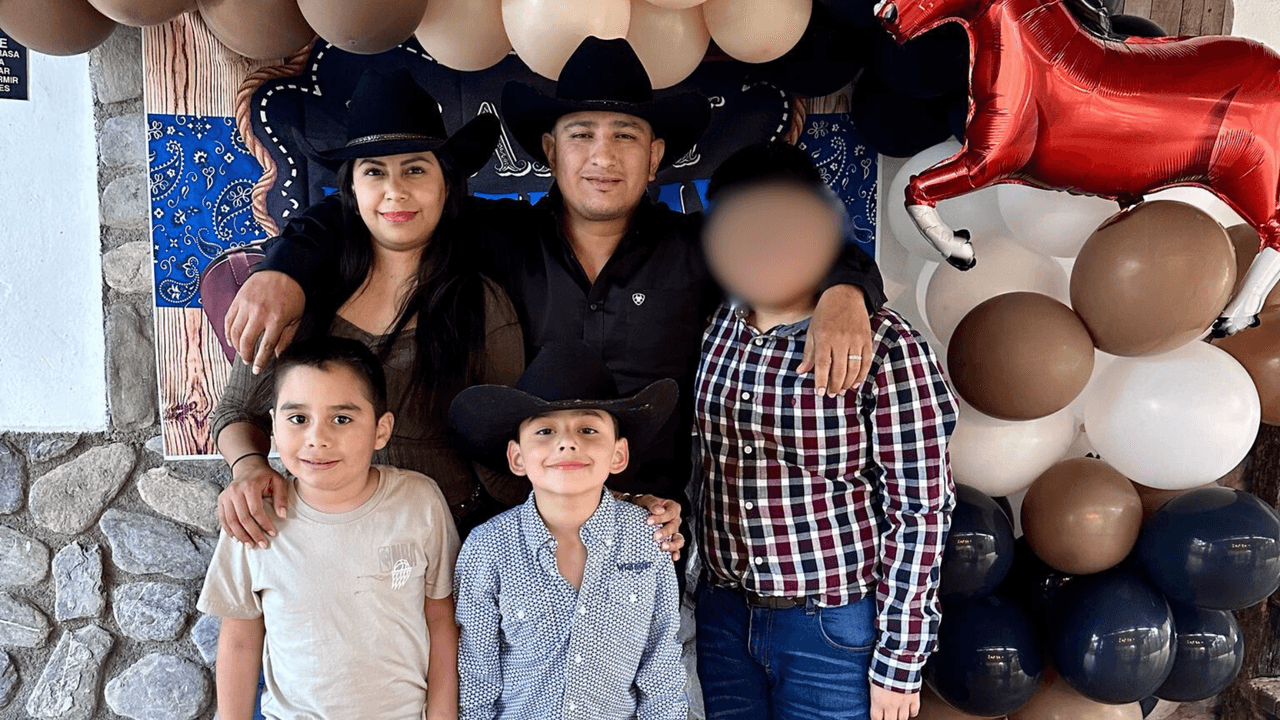 Una camioneta en la que iban se cayó por un barranco y después se prendió en llamas, causando un incendio forestal. Pero Erika supuestamente ayudó a los niños luego de la volcadura.
<br>
<br>“Cuando pasó el accidente ella estaba consciente. Ella se metió a la camioneta a sacar a los niños”, dijo Paula Camacho, hermana de Erika. “Ella ahorita cree que los niños, y ella dice, que los niños están con su papá. O sea ese recuerdo lo tiene totalmente bloqueado”.