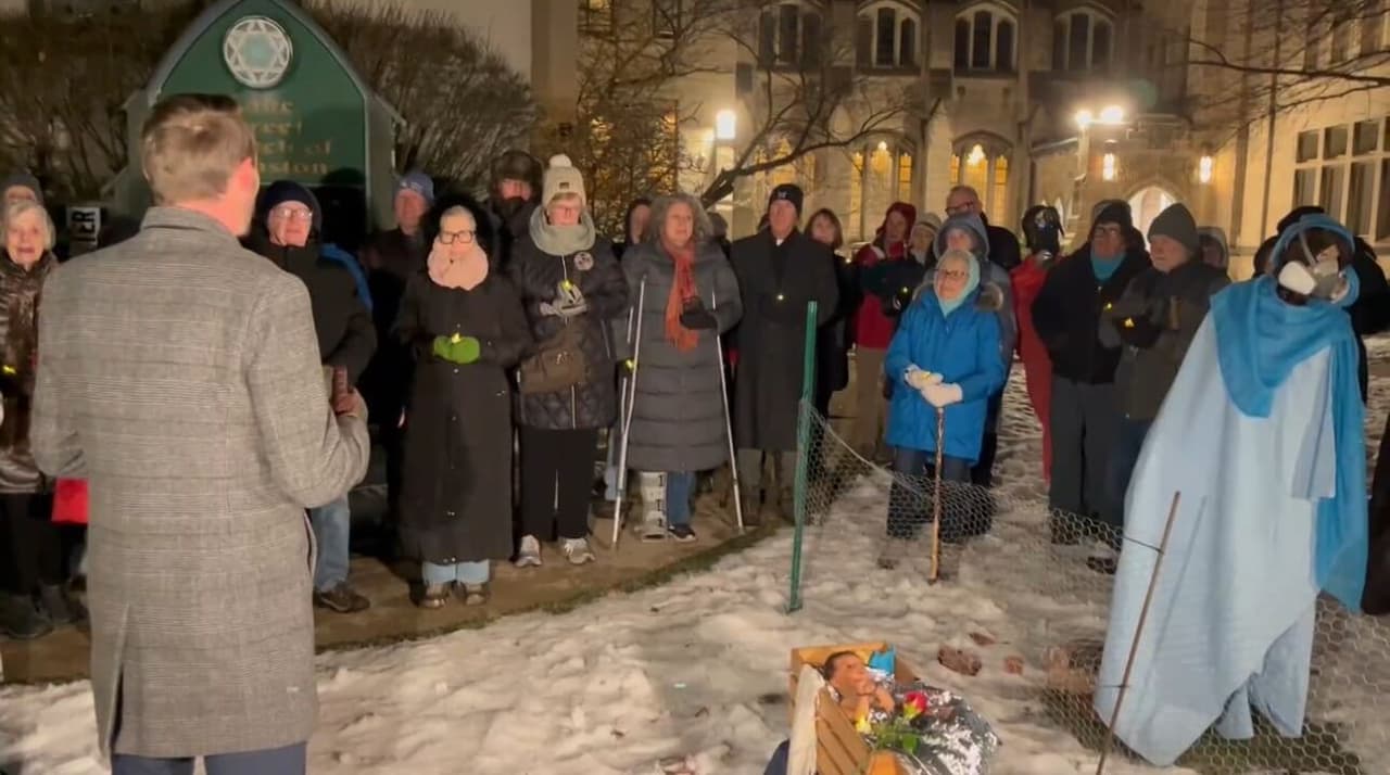 En la vigilia participaron decenas de feligreses entre ellos, Candace Davis quien destaco la importancia de que los migrantes sientan que tienen aliados en su comunidad…
<br>
<br>
<b>“Creo que es esencial porque están ocurriendo tantas atrocidades”, afirma la vecina…”y pienso que si no nos levantamos y decimos: ‘estamos aquí para ustedes y los ayudaremos a protegerse’, entonces debe sentirse como pura desesperación, ¿no? Por eso es tan importante que estemos aquí", comentó </b>Candace Davis, residente de Evanston.