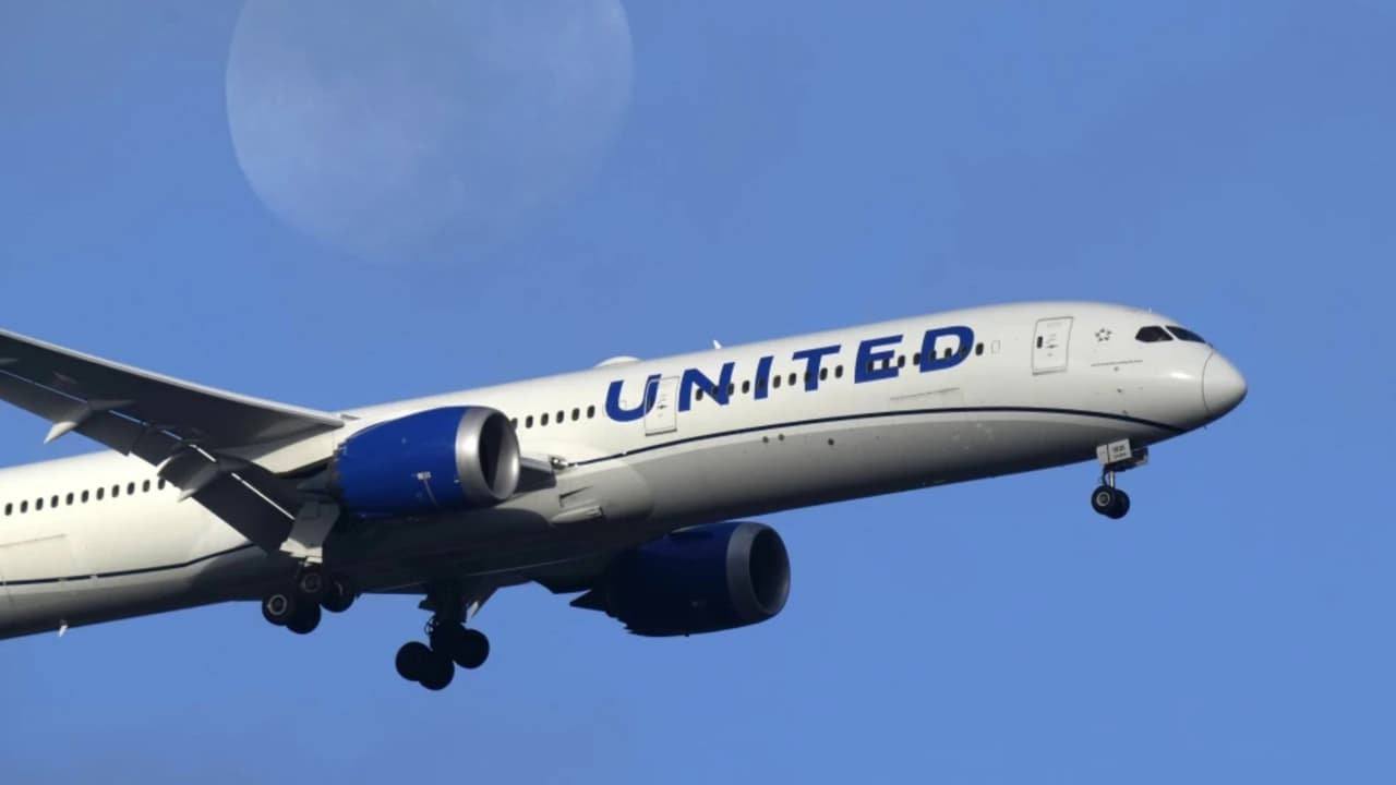 Avión de United Airlines realiza aterrizaje de emergencia en Tampa por posible problema en puerta