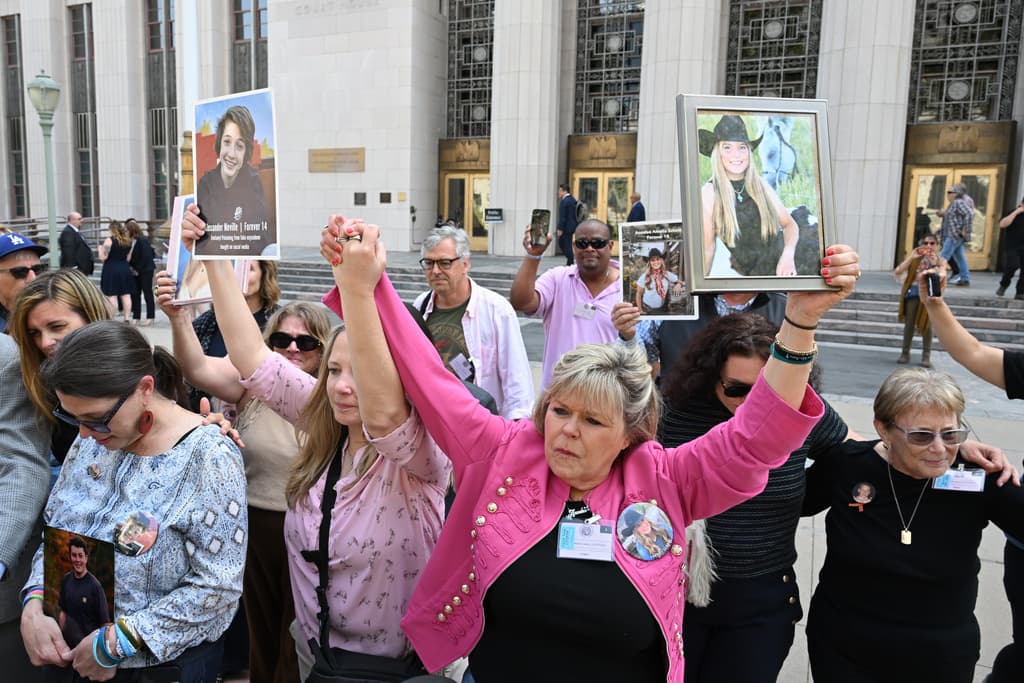Madres de familia celebran fallo contra Meta y YouTube y exigen límites a gigantes tecnológicos