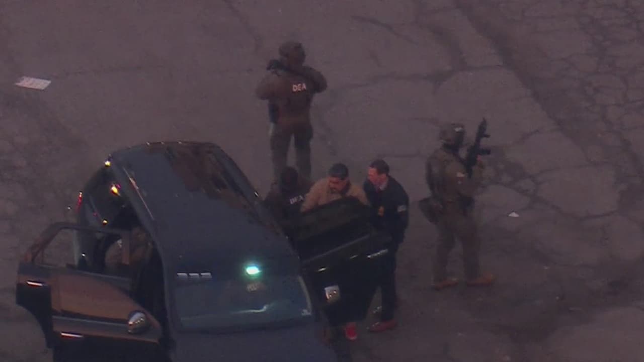 La movilización comenzó dentro del complejo penitenciario de Brooklyn, donde ambos fueron escoltados por agentes federales hasta vehículos oficiales que los condujeron a un helipuerto, como parte de un protocolo reservado para casos de alto perfil judicial.