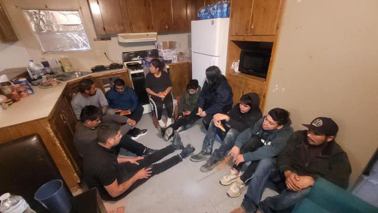 Agentes federales y estatales participaron en el operativo realizado en una vivienda de Laredo, Texas, donde fueron localizadas 17 personas sin documentos migratorios.