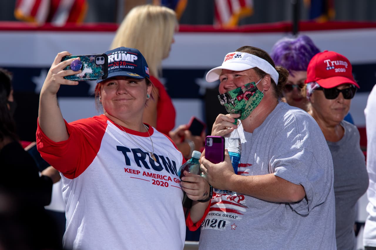 En Texas, no puedes tomar fotos dentro o fuera del centro de votación.