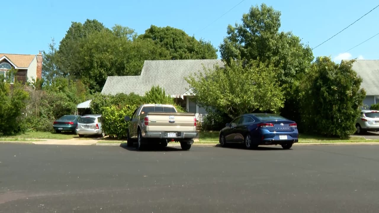 La tragedia sacudió al pueblo de Syosset ubicado en el condado de Nassau, en Long Island, a unos 50 kilómetros de la Ciudad de Nueva York.
<br>
<br>Los hechos fueron reportados
<b>la tarde del domingo en el vecindario de Wyoming Court</b>.
<br>