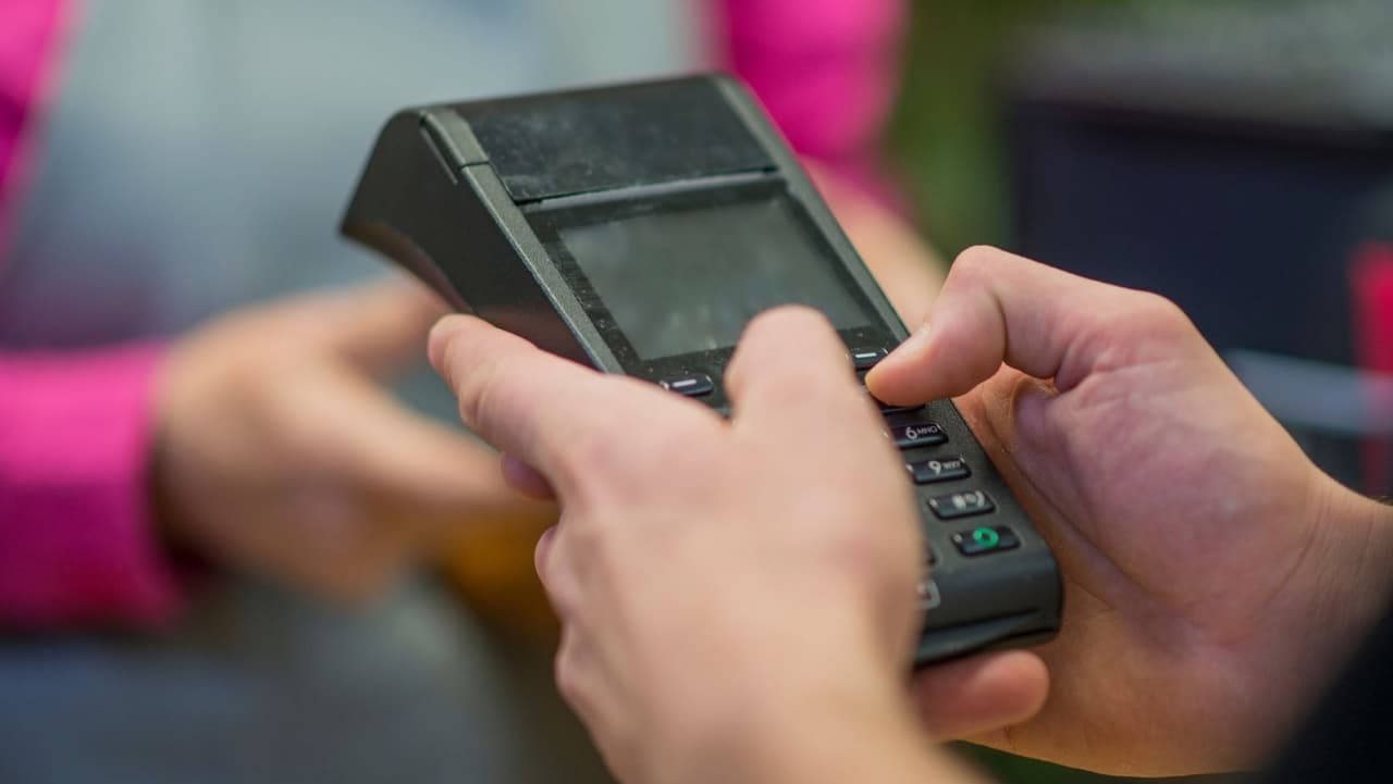 <b>Tenga en cuenta el aumento de precios: </b>Si bien la inflación y el aumento de los precios de materias primas como el gas y el petróleo son preocupantes, existen formas de disminuir el impacto en su gasto diario.