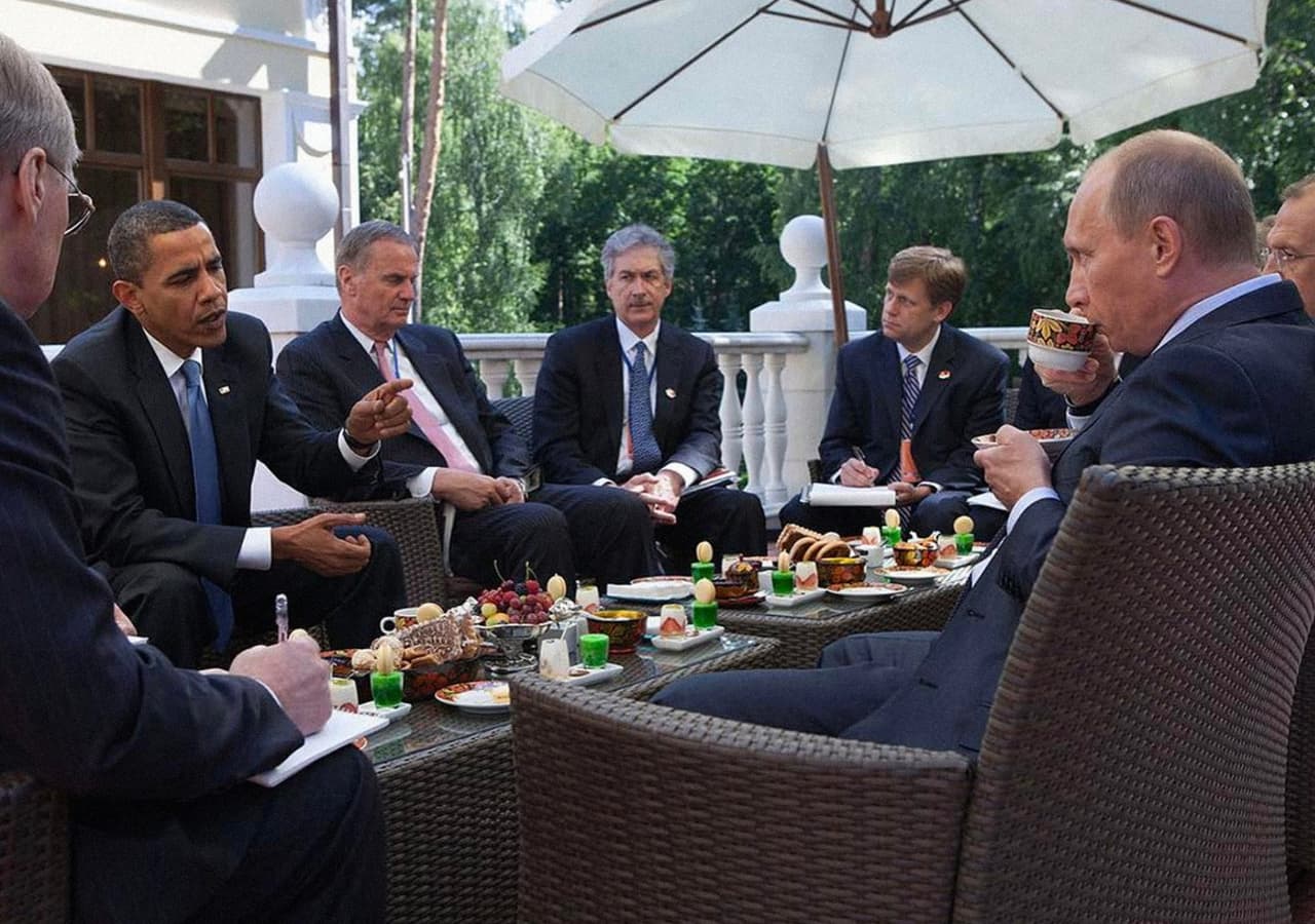 <b>Acercamiento con Putin.</b> "Encuentro con Putin por primera vez en su dacha (casa de campo) a las afueras de Moscú. Me sorprendió que se me permitió el acceso suficiente para hacer esta imagen íntima. Putin era entonces primer ministro, no presidente, pero estaba claro que él era el hombre de poder en el país", explica Souza.