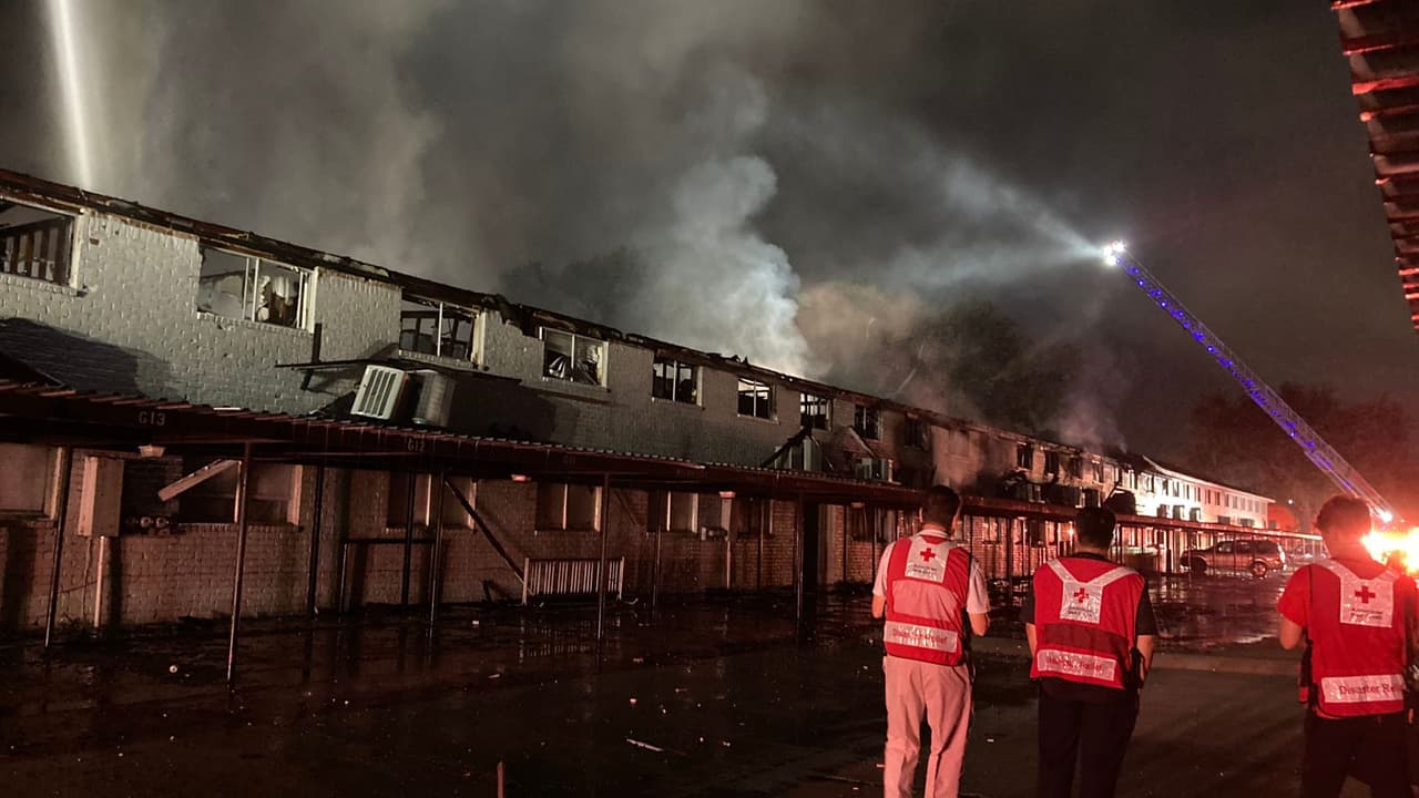 La Cruz Roja Americana TX Costa del Golfo sigue presente en el lugar de un incendio de tres alarmas
<b>que se registró durante la tarde del 19 de agosto en un complejo de apartamentos en Spring Branch, Texas.</b>
<br>