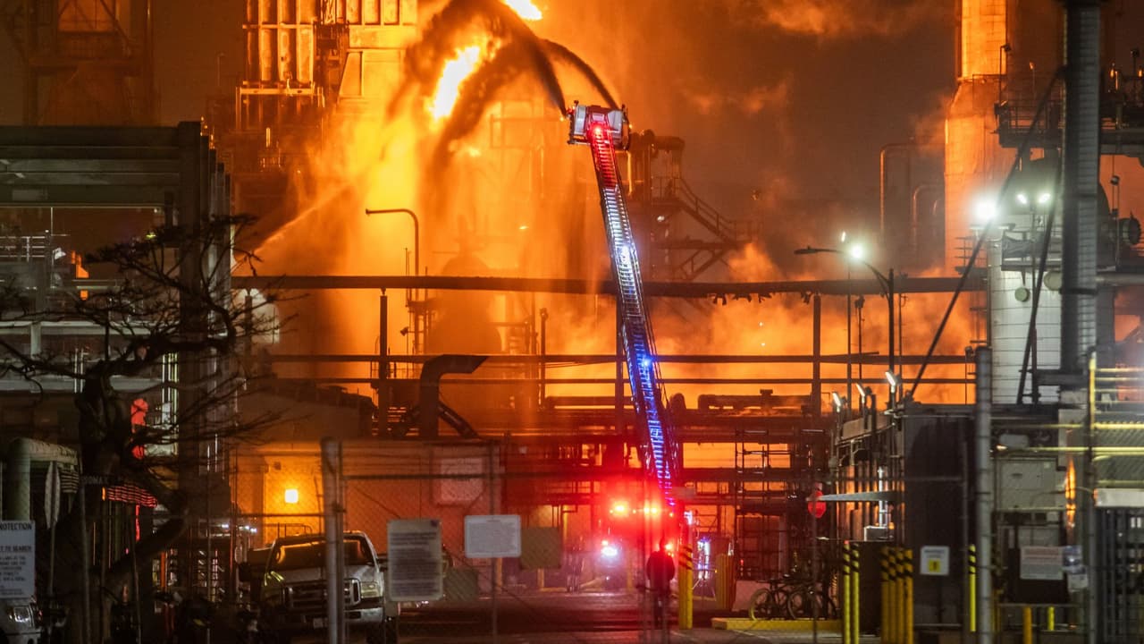 Una explosión causa fuerte incendio en una refinería Chevron en las afueras de Los Angeles