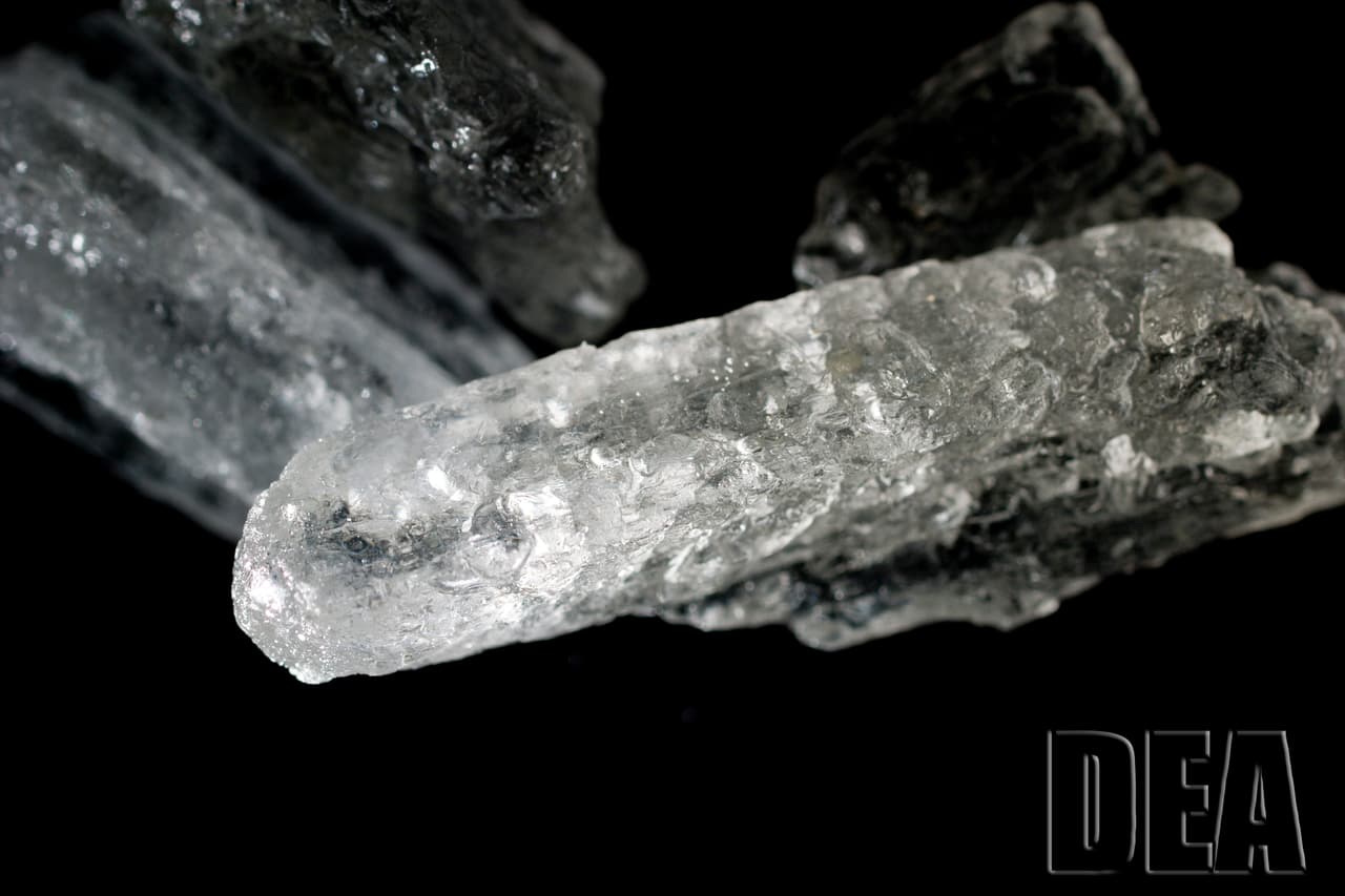 <h3 class="cms-H3-H3">Metanfetamina</h3>
<br>
<br>Se trata de una droga estimulante que
<b>generalmente se usa como un polvo blanco de sabor amargo o una forma de pastilla.</b> Una forma de esta droga se parece a fragmentos de vidrio o rocas blancas azuladas brillantes.
<br>
<br>Algunos nombres más comunes para esta droga son Crank, Chalk, Crystal, Dunk, Gak, Ice, Meth, Pookie, Quartz, Rocket Fuel, Scooby Snax, Speed, Trash.
<br>
<br>De acuerdo con el NIH,
<a href="https://www.drugabuse.gov/drug-topics/commonly-used-drugs-charts#methamphetamine" target="_blank">algunas posibles afectaciones a la salud en un corto plazo</a> podrían ser: aumento de la actividad física, disminución del apetito, incremento de la respiración, frecuencia cardíaca, presión arterial, temperatura y arritmia.
<br>
<br>A largo plazo, el abuso de esta droga podría causar ansiedad, confusión, insomnio, problemas de humor, comportamiento violento, paranoia, alucinaciones, delirios, pérdida de peso, problemas dentales graves y picazón intensa que provoca llagas en la piel por rascarse.