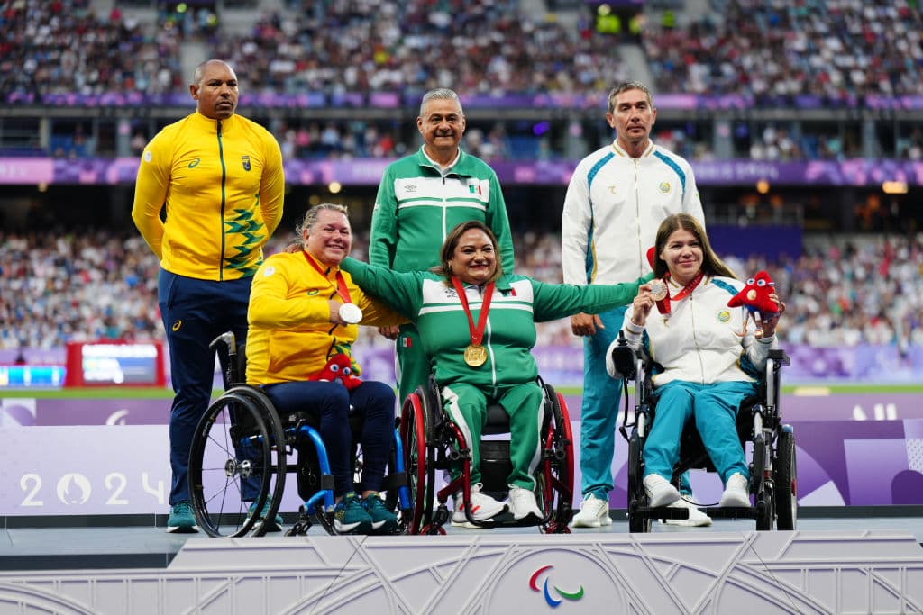 En el centro,
<a href="https://www.tudn.com/juegos-olimpicos/paris-2024/delegacion-mexicana/gloria-zarza-gana-primer-oro-para-mexico-en-paralimpicos-paris-2024">la medallista de oro Gloria Zarza Guadarrama de México</a> posa en el podio tras la final de lanzamiento de peso femenino, en los Juegos Paralímpicos de París 2024, en el Stade de France. México obtuvo 17 medallas en Francia: tres de oro, seis de plata y ocho de bronce.