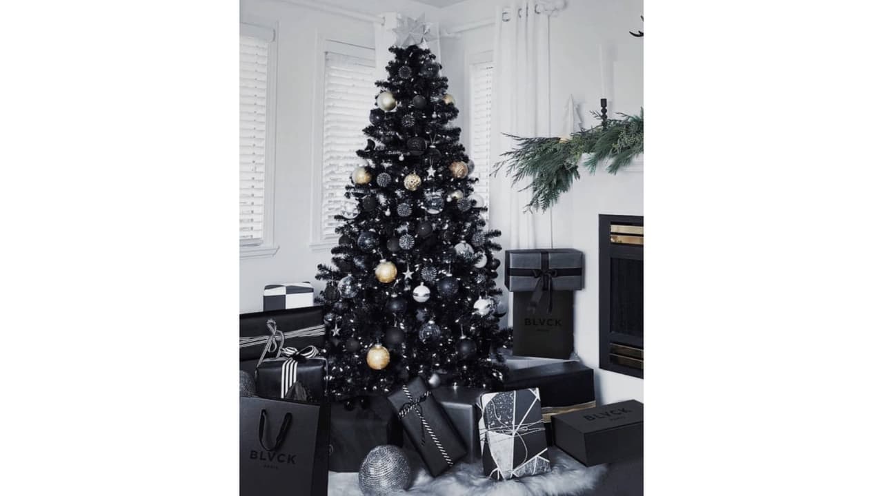 Un árbol de Navidad negro muy elegante