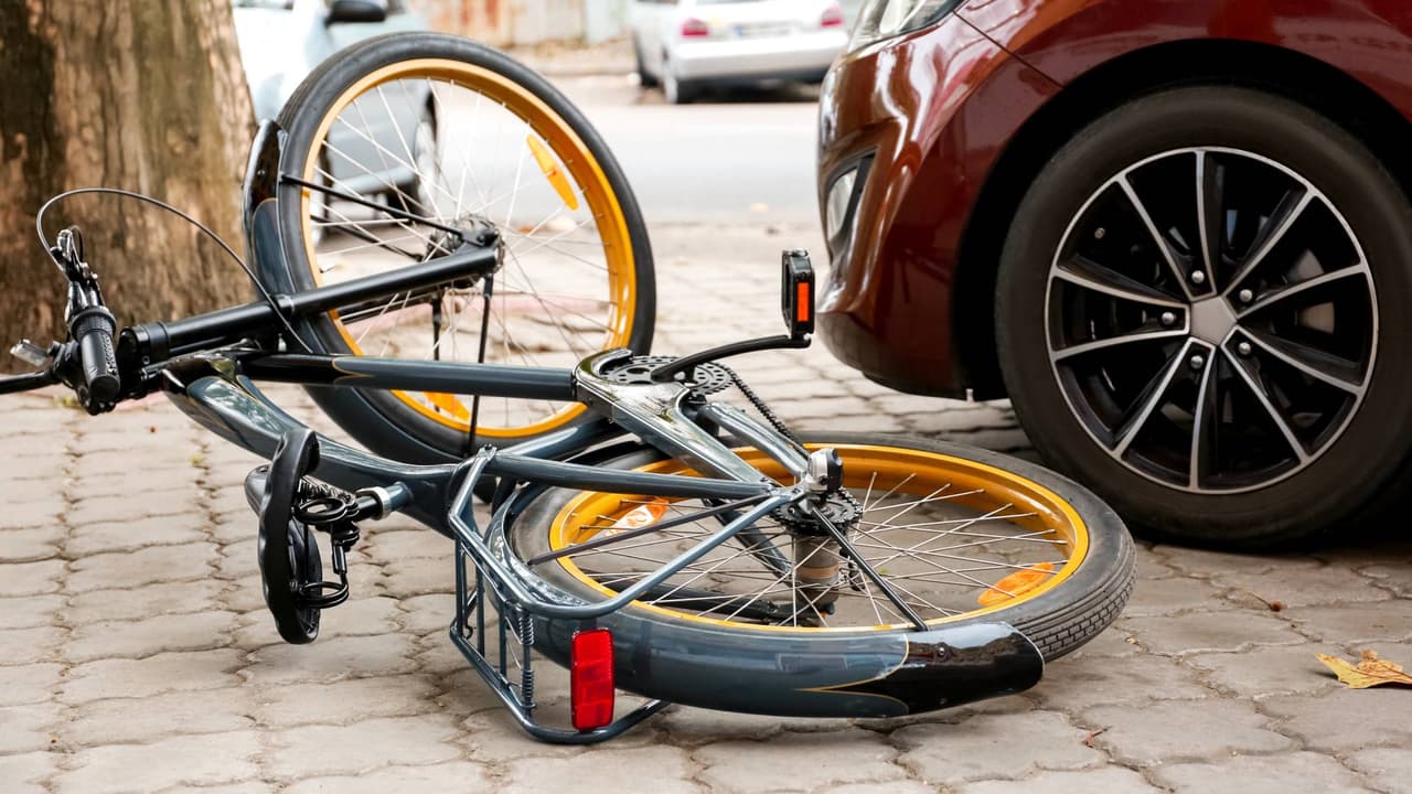 Acusan a mujer de secuestrar a niño que acosaba a su hijo con autismo; le exige disculparse