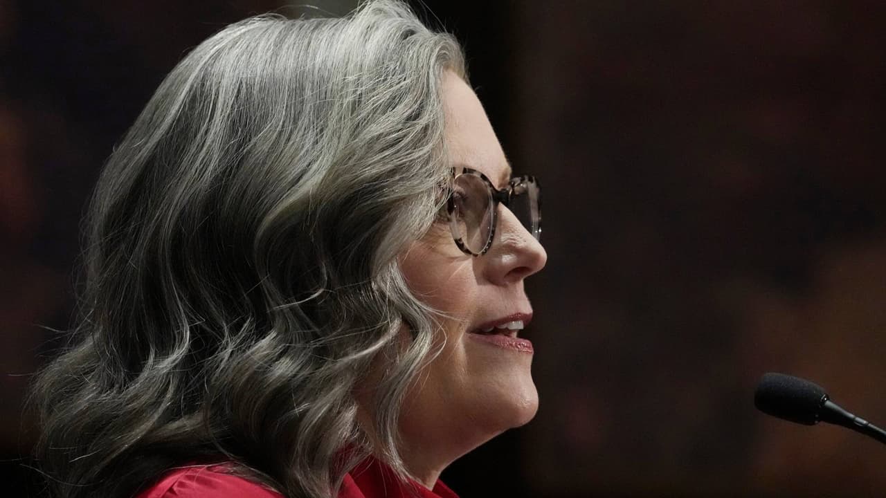 Gobernadora Hobbs veta proyecto de ley para crear una placa en honor a Charlie Kirk