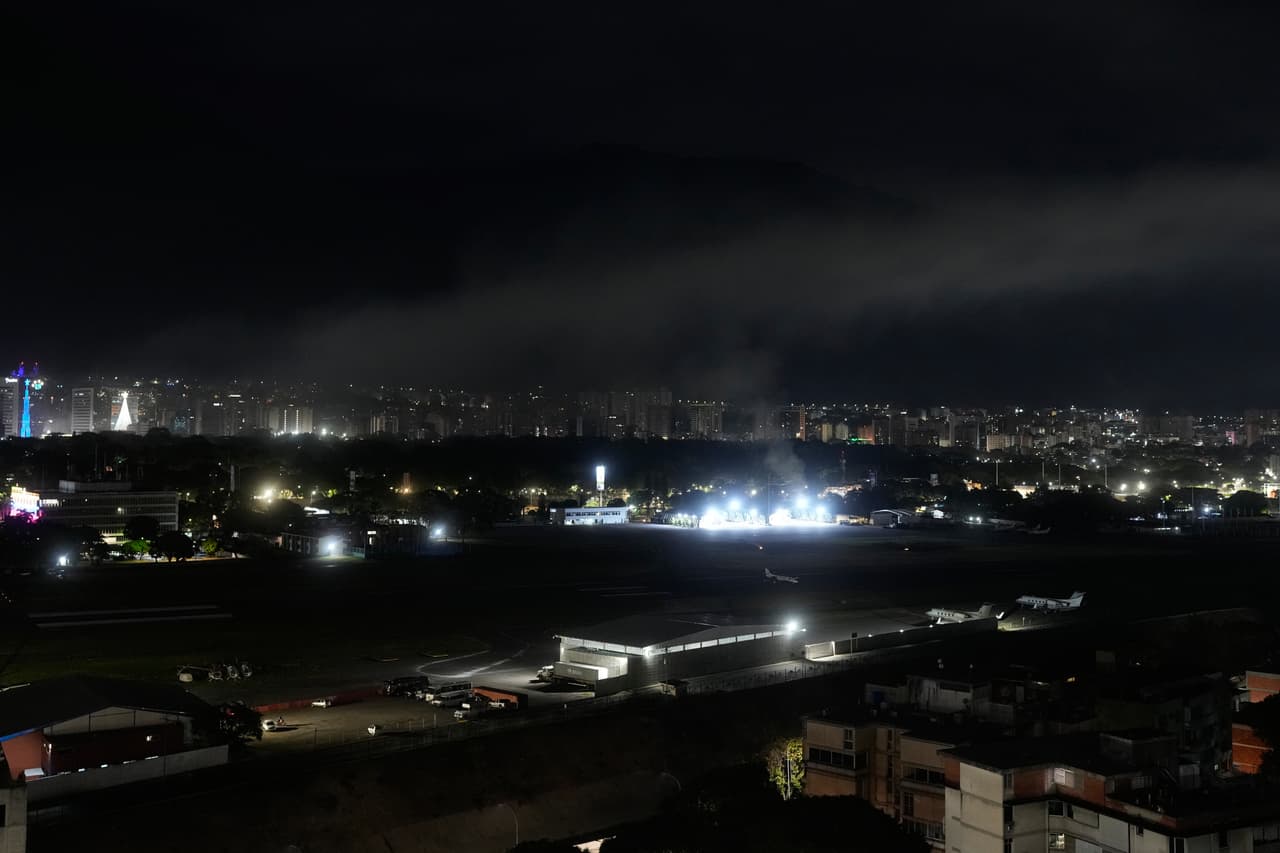 Al menos siete explosiones fueron reportadas la madrugada de este sábado 3 de enero en varias zonas de Caracas, Venezuela.
<br>
<br>Venezolanos tomaron las redes sociales desde alrededor de la 1:00 de la mañana para reportar el vuelo bajo de varios aviones y la caída de lo que parecían misiles.
<br>
<br>En la imagen, humo en el aeropuerto de La Carlota tras el reporte de explosiones.
<br>
<br>(AP Foto/Matías Delacroix)