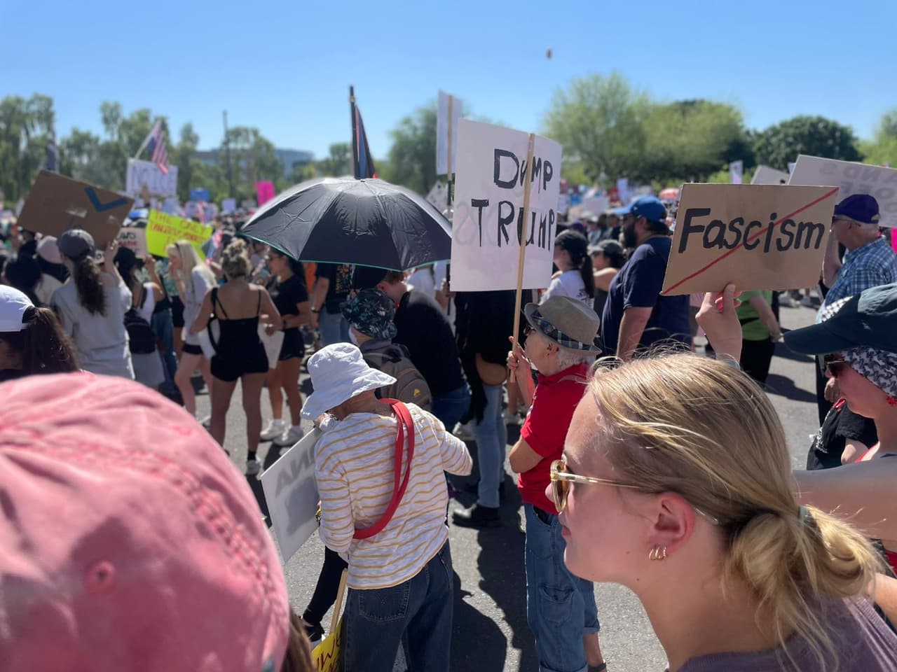 Entre las
<b>consignas</b> pudieron leerse varias dirigidas directamente al presidente Donald Trump.