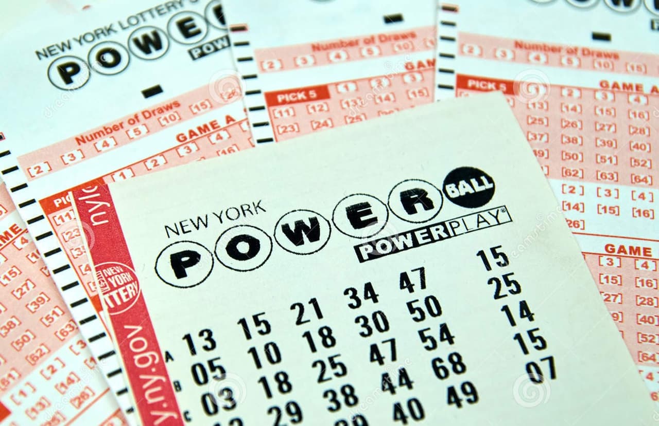 <b>Alcanzamos el segundo lugar con 1.590 millones de dólares</b>, el premio mayor de Powerball del 13 de enero de 2016. Hubo tres boletos ganadores: uno comprado en California, otro en Tennessee y el último en Florida.
<b>El total se dividió en tres partes iguales.</b>