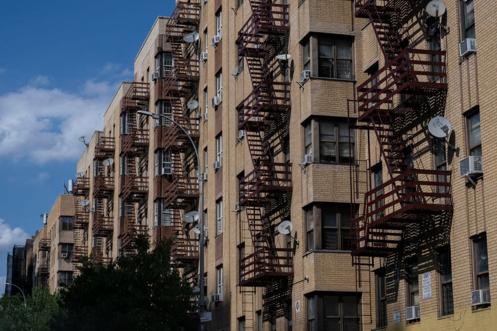 Gobierno de Trump busca sacar a familias de estatus migratorio mixto de ayudas para la vivienda, según un reporte