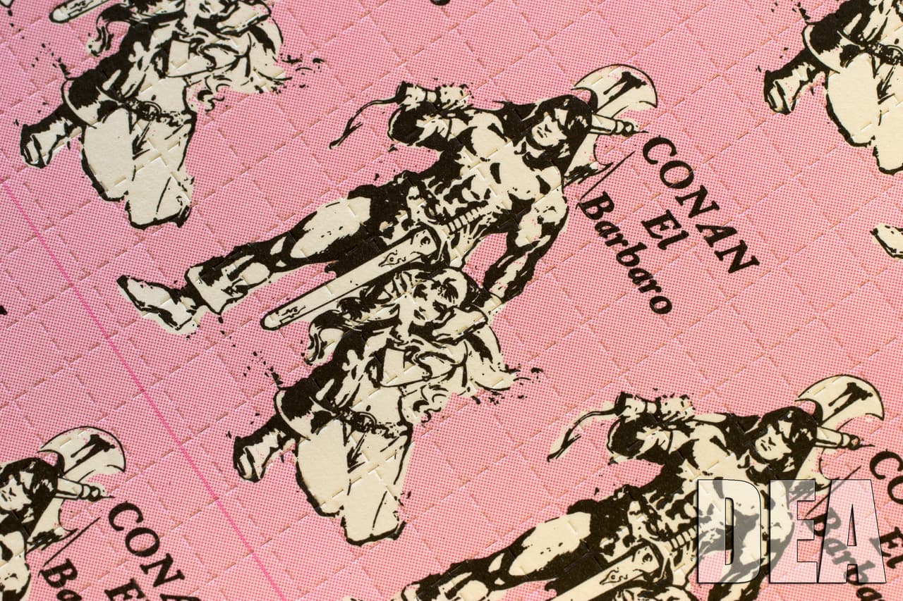 <h3 class="cms-H3-H3">LSD</h3>
<br>
<br>Esta alucinógeno forma parte de las
<b>'Drogas de club' por ser usados por adolescentes y adultos jóvenes en bares, clubes nocturnos, conciertos y fiestas.</b> Su consumo se da preferentemente en tabletas, cápsulas, líquido transparente y cuadros pequeños de papel absorbente decorados.
<br>
<br>Fabricado a partir del ácido lisérgico, el cual se encuentra en el cornezuelo,
<a href="https://www.drugabuse.gov/es/informacion-sobre-drogas/sustancias-de-abuso-habitual#lsd" target="_blank">un hongo que crece en el centeno y otros granos</a>, el LSD es una abreviatura del nombre científico: 'dietilamida del ácido lisérgico-d', según el NIH.
<br>
<br>Algunos nombres comunes con el que se le conoce son: Acid, Blotter, Blue Heaven, Cubes, Microdot y Yellow Sunshine.
<br>
<br>A corto plazo, este alucinógeno puede provocar cambios emocionales rápidos;
<b>distorsión de la capacidad para reconocer la realidad, pensar racionalmente o comunicarse con los demás;</b> aumento de la presión arterial, la frecuencia cardiaca y la temperatura corporal; mareos; pérdida del apetito; temblores; pupilas dilatadas.
<br>
<br>A largo plazo, los consumidores pueden sufrir flashbacks alarmantes; perturbaciones visuales continuas, pensamientos desorganizados, paranoia y cambios de humor.
<br>