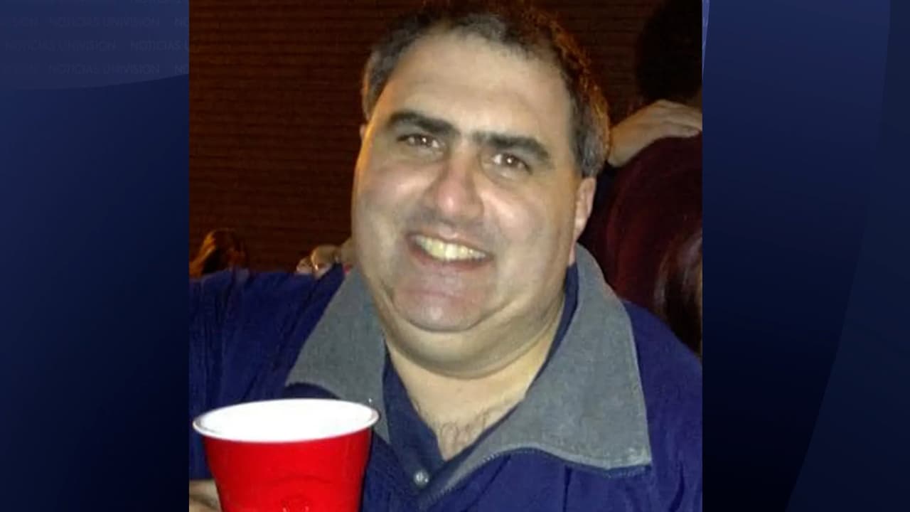 <b>Joseph De Lucía, presunto atacante, vivía en esa casa junto a su madre</b>, hasta que ella falleció. El hombre de 59 años, se oponía a la venta.
<br>
<br>La investigación de las autoridades refleja que De Lucía
<b>ingresó con una escopeta y disparó desde la cocina a un cuarto trasero en 12 ocasiones,</b> provocando la muerte de sus dos hermanas, un hermano y una sobrina.
<br>