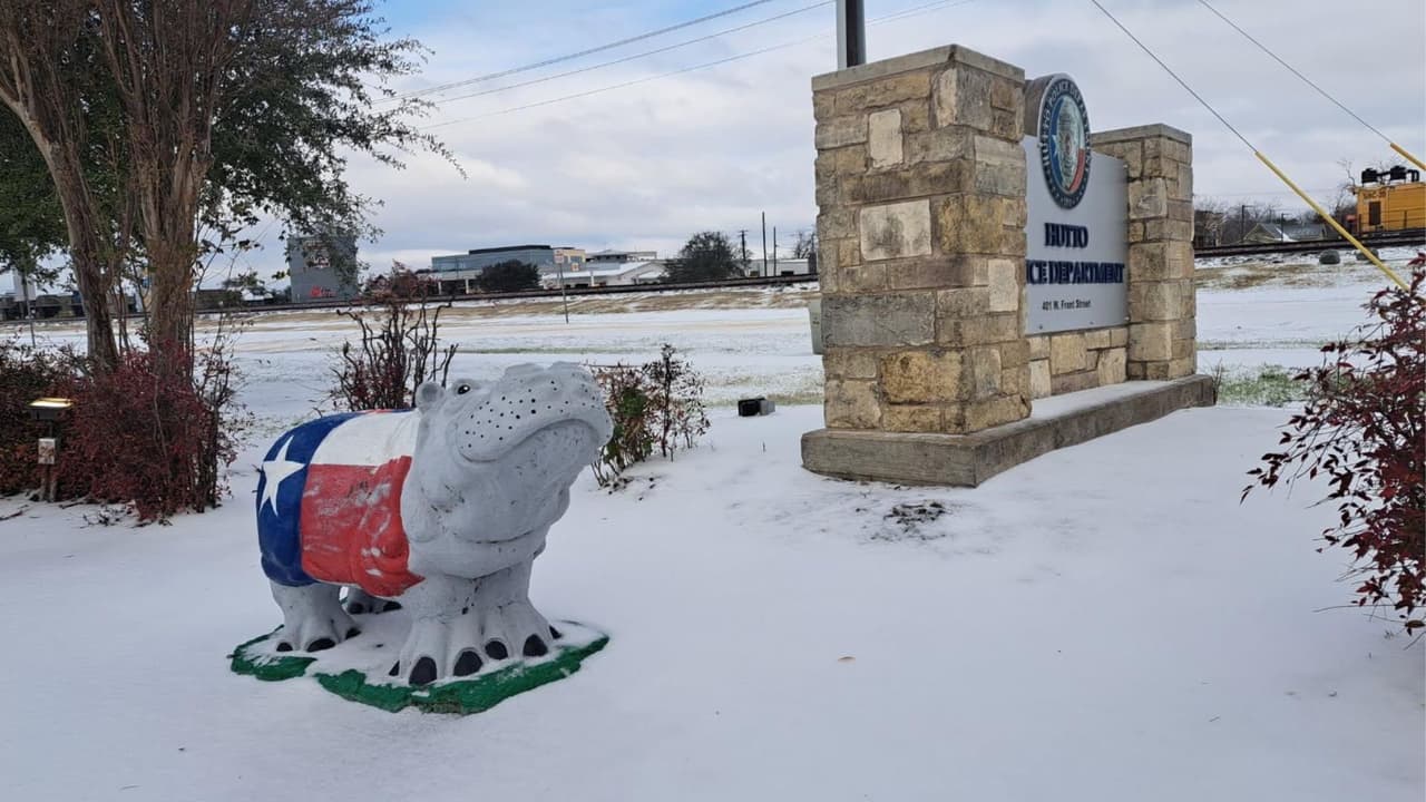 Trabajadores retiran nieve y esparcen arena sobre carreteras y puentes.
<b>Equipos de Obras Públicas se mantuvieron activos durante la tormenta </b>para mejorar la seguridad, aunque las autoridades siguen recomendando evitar viajes innecesarios y permanecer en casa si es posible.