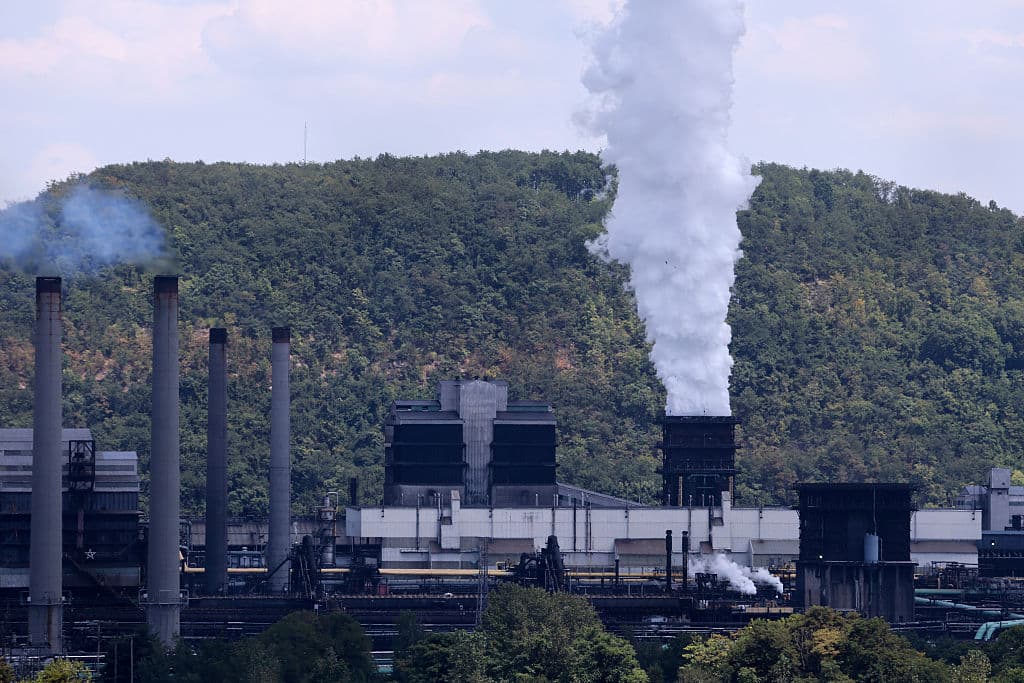 Una explosión ocurrió este lunes, 11 de agosto, en
<b>Clairton Coke Works</b>, planta de acero en Pensilvania, a 15 millas de
<b>Pittsburgh</b>.