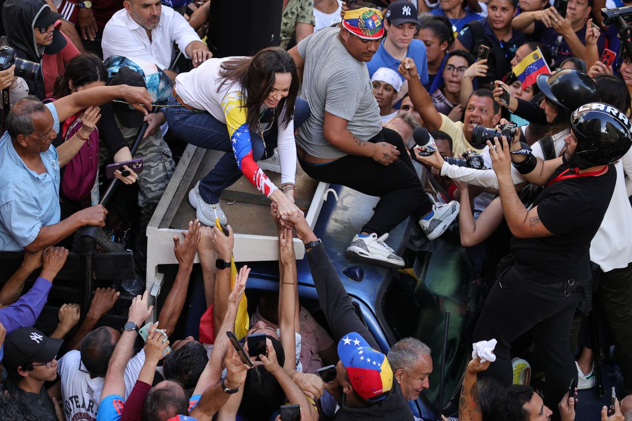 <h3 class="cms-H3-H3">1. Muestra la valentía latinoamericana</h3>
<br>Jorgen Watne Frydnes, presidente del Comité Noruego del Nobel, ofreció un discurso donde destacó los motivos por
<b> los que María Corina Machado recibe este premio.</b> Al anunciar al ganador, Jorgen Watne expresó que el Premio Nobel de la Paz 2025 es para la "valiente y comprometida defensora de la paz" María Corina Machado "
<b>por su incansable trabajo en promoción de los derechos democráticos para el pueblo de Venezuela</b> y por su lucha para conseguir una transición pacífica de la dictadura a la democracia".