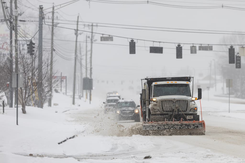 Frío extremo e intensas nevadas golpean el sureste de EEUU tras tormenta invernal que dejó más de 100 muertos