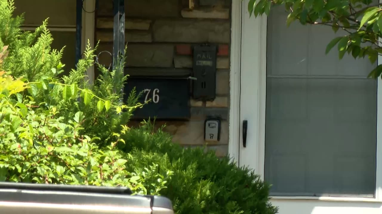 Añadió que ella
<b>se encontraba conviviendo con la familia ese día y salió por comida</b> cuando ocurrió la tragedia, lo que dice, la salvó de ser una víctima más.
<br>
<br>“
<b>Nunca pensé que el balazo (que se escuchó) había acabado con toda la familia</b>. (Si yo estuviera) hubiera entrado (y me hubiera disparado) y ya lo tenía planeado, una persona ya mental, no les importa quién está ya adentro”.
<br>