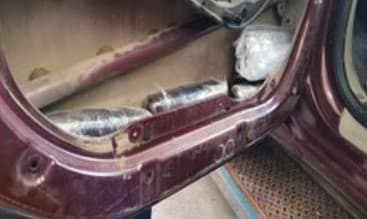 Una vez que han desmontado la puerta, los criminales
<b>ocultan en los rincones paquetes de drogas</b>.