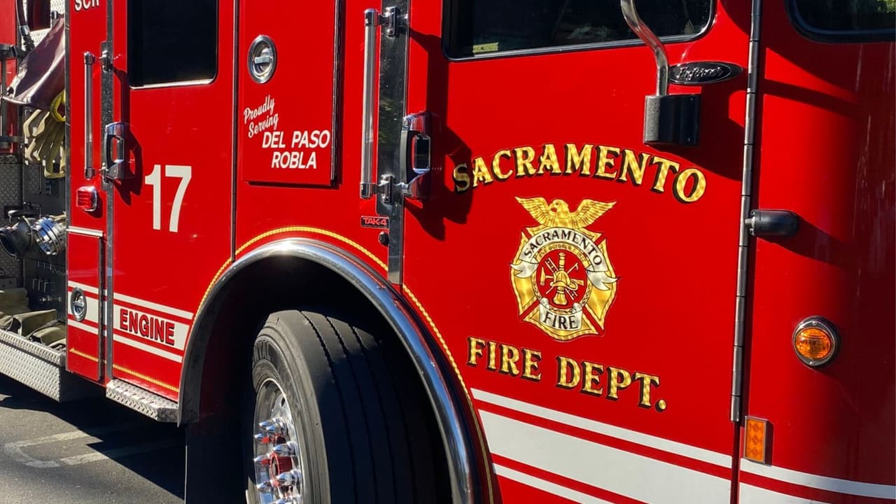 Un niño y un adulto fueron rescatados de una casa durante un incendio en Sacramento