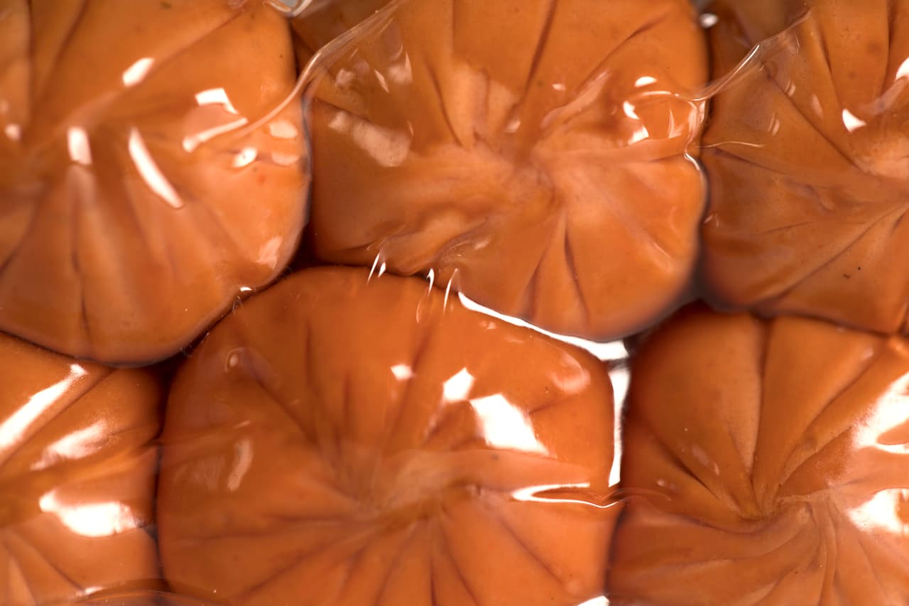 Los expertos de Brasil dejan claro que, por su naturaleza, los ultra procesados no son saludables, “pero con esto no estamos sugiriendo que debemos evitarlos totalmente. No, en lo absoluto.
<b>Cuando se consumen ocasionalmente y, por lo general, en pequeñas cantidades, normalmente, son inofensivos</b>”.