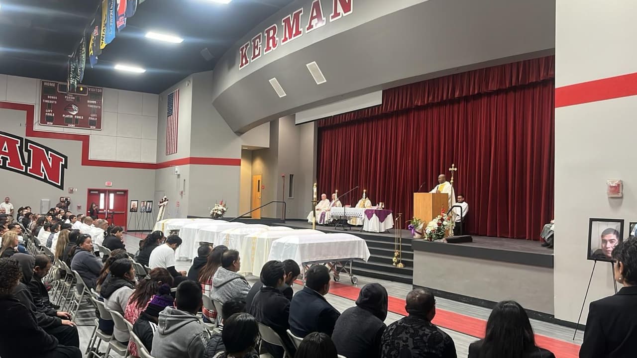 A dos semanas del accidente,
<a href="https://www.univision.com/local/fresno-kftv/ultimo-adios-con-cuerpo-presente-siete-trabajadores-agricolas-murieron-choque-frontal-madera">la comunidad al centro de California despidió a los trabajadores agrícolas en una misa de cuerpo presente</a> para luego ser repatriados a México.