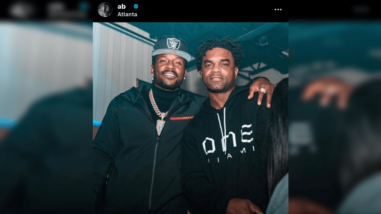 <b>Fotos exclusivas</b>
<br>Cuando Brown se encuentra a un jugador de la NFL suele fotografiarse con ellos, aquí aparece con Edgerrin James, excorredor de la NFL.