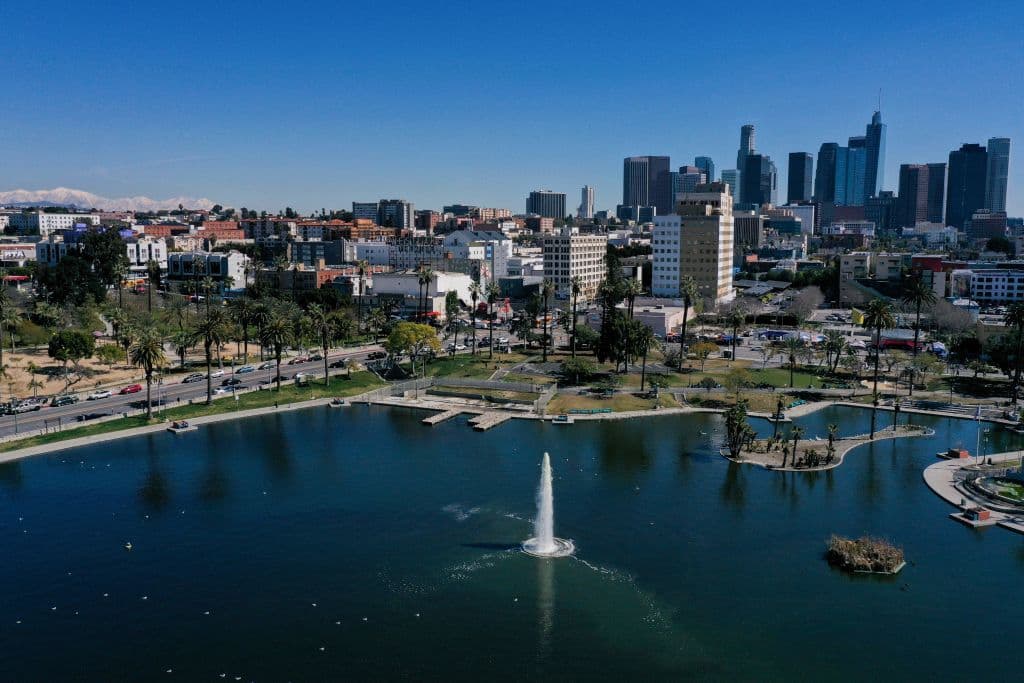 <h2 class="cms-H2-H2">5.<b> <b>Los Ángeles, California</b></b></h2>
<br>
<br>De acuerdo con el reporte, la ciudad de Los Ángeles California es “el epicentro de la conducción agresiva”.
<br>
<br>En sus extensas carreteras y congestionadas autopistas, los conductores de Los Ángeles obtienen altas puntuaciones en las categorías de exceso de velocidad, frenado y aceleración brusca.
<br>