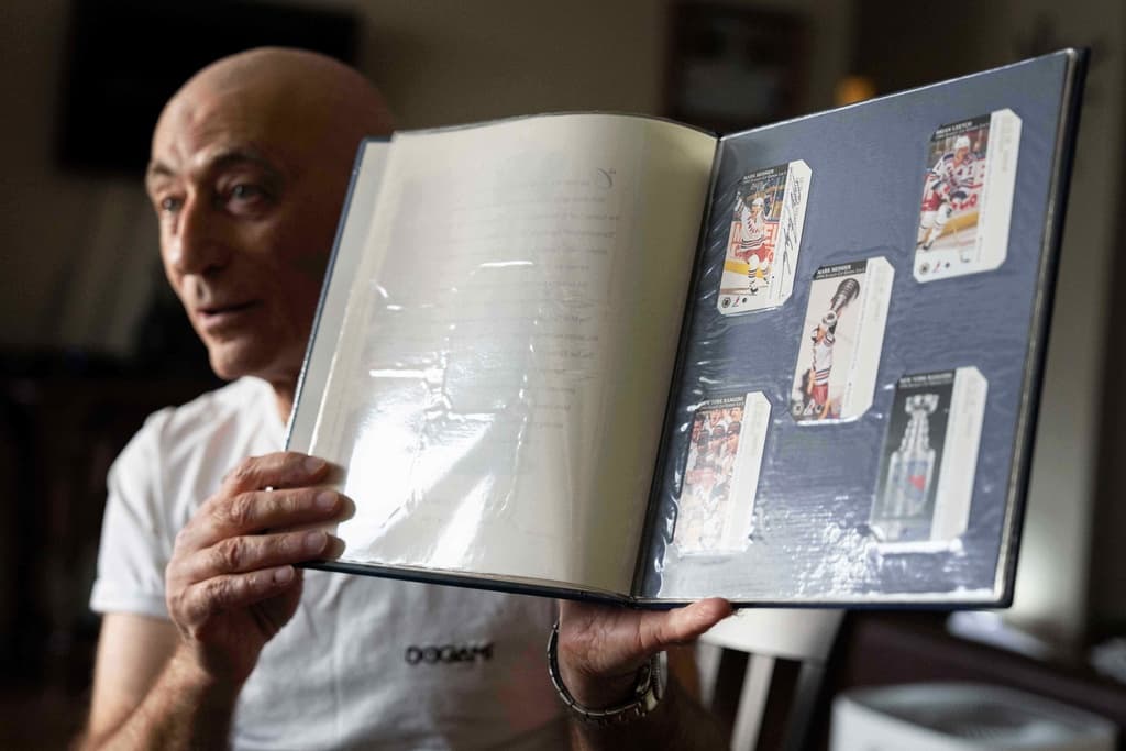 5️⃣ Cuando los
<b><a href="https://www.univision.com/local/nueva-york-wxtv/fan-new-york-rangers-golpea-tampa-bay-madison-square-garden" target="_blank">New York Rangers</a></b> ganaron la
<b>Copa Stanley, en el 1994</b>, MetroCard lanzó una serie especial de tarjetas rindiéndole tributo. El coleccionista Lev Radin nos permite observar a distancia algunas de ellas.