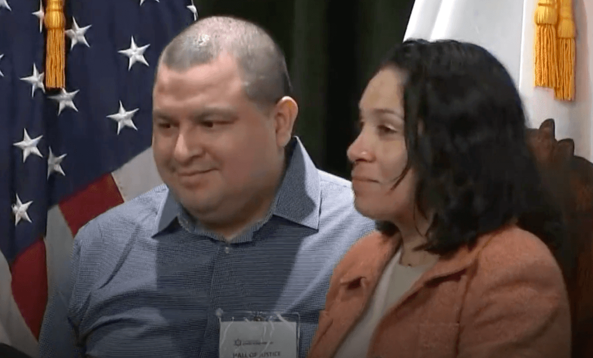 La semana en video: tras 17 años en la cárcel por error, estos dos latinos viven su "milagro de Navidad"