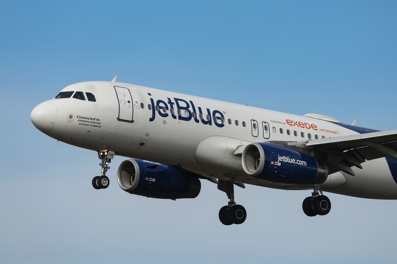 <b>Puesto 6. JetBlue</b>
<br>
<br>Puntos: 52.17.
<br>
<br>Mejor desempeño: comodidad de la cabina y disponibilidad de premios.
<br>
<br>Peor desempeño: cambios en las tarifas de equipaje.
<br>
<br>Para el estudio, ‘lealtad’ está determinada por la cantidad de clientes en programas de viajero frecuente, la posibilidad de canje de millas y los premios.
<br>
<br>JetBlue obtuvo el puntaje más alto en las características de la cabina. Es la única que ofrece Wi-Fi gratis y pantallas de televisión en el respaldo de los asientos en cada uno de sus aviones.
<br>