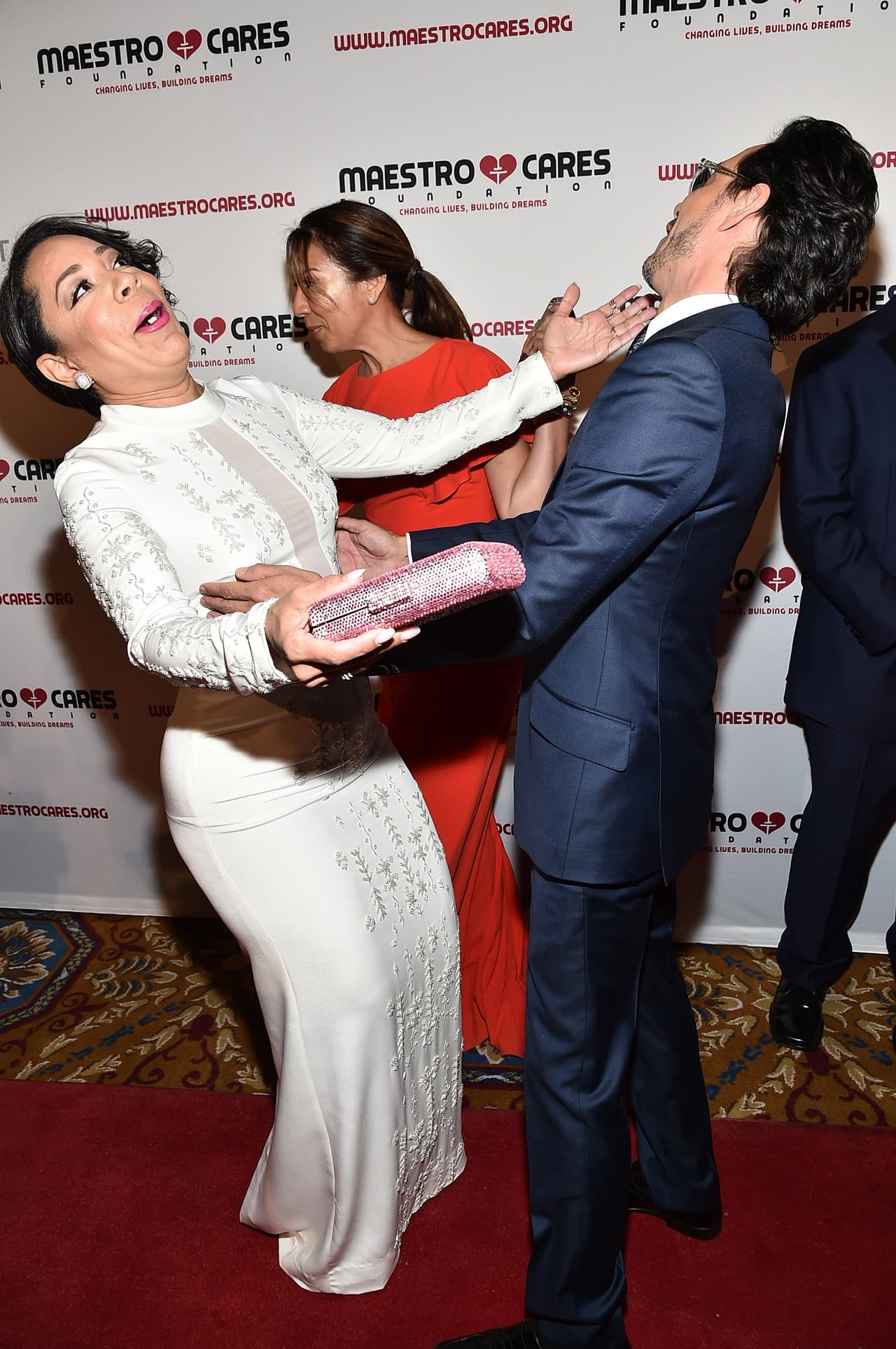 Selenys Leyva, mayormente conocida por su magistral interpretación de la confinada Gloria Mendoza en 'Orange is the New Black', puso a Marc Anthony a "actuar" también durante su paso por la alfombra roja.