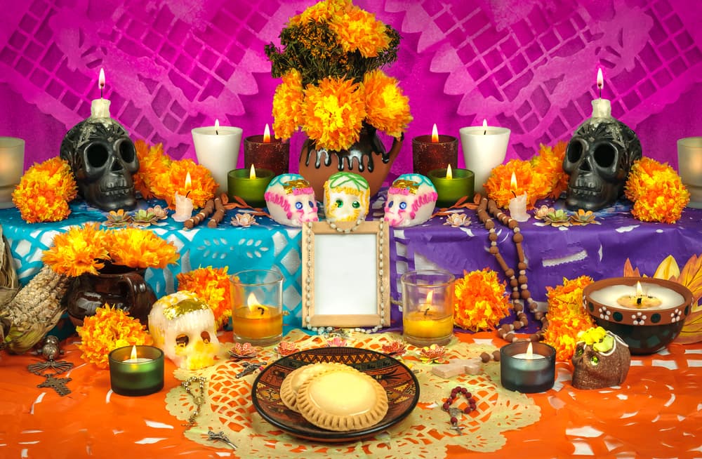 10 elementos que integran la ofrenda de Día de Muerto (incluye deliciosas recetas para tu altar)