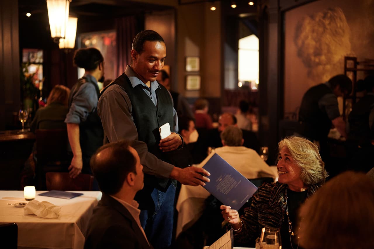 <b>Cleveland (Ohio)</b>
<br>
<br>Un negocio de esta ciudad realiza una misión de justicia que vale la pena conocer, el restaurante Edwins (en la fotografía). Está ubicado en el vecindario Buckeye-Shaker y además de gastronomía francesa ofrece lecciones de alta cocina y asistencia a exreclusos.
<br>
<br>Algunos de sus estudiantes comenzaron a formarse en un programa del instituto dentro de las cárceles y ahora viven sin pagar alquiler, se les ayuda para obtener licencias de conducir y reciben asesoramiento legal y atención médica gratuita.
<br>