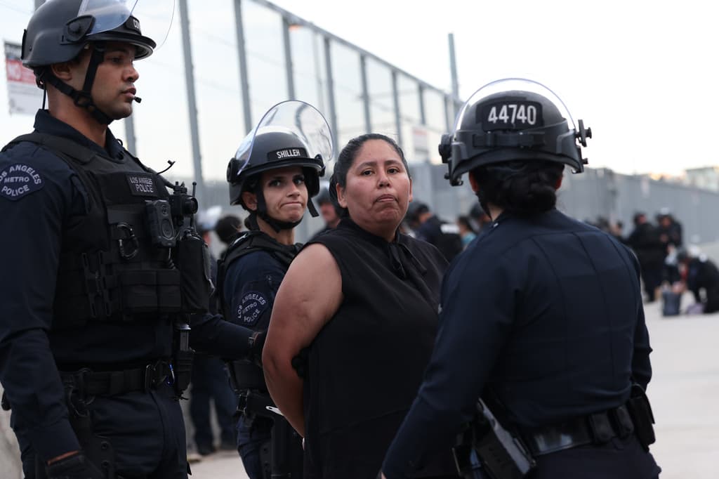 Oficial: 66 adultos y 8 menores los detenidos en el 'No Kings Day' en Los Ángeles