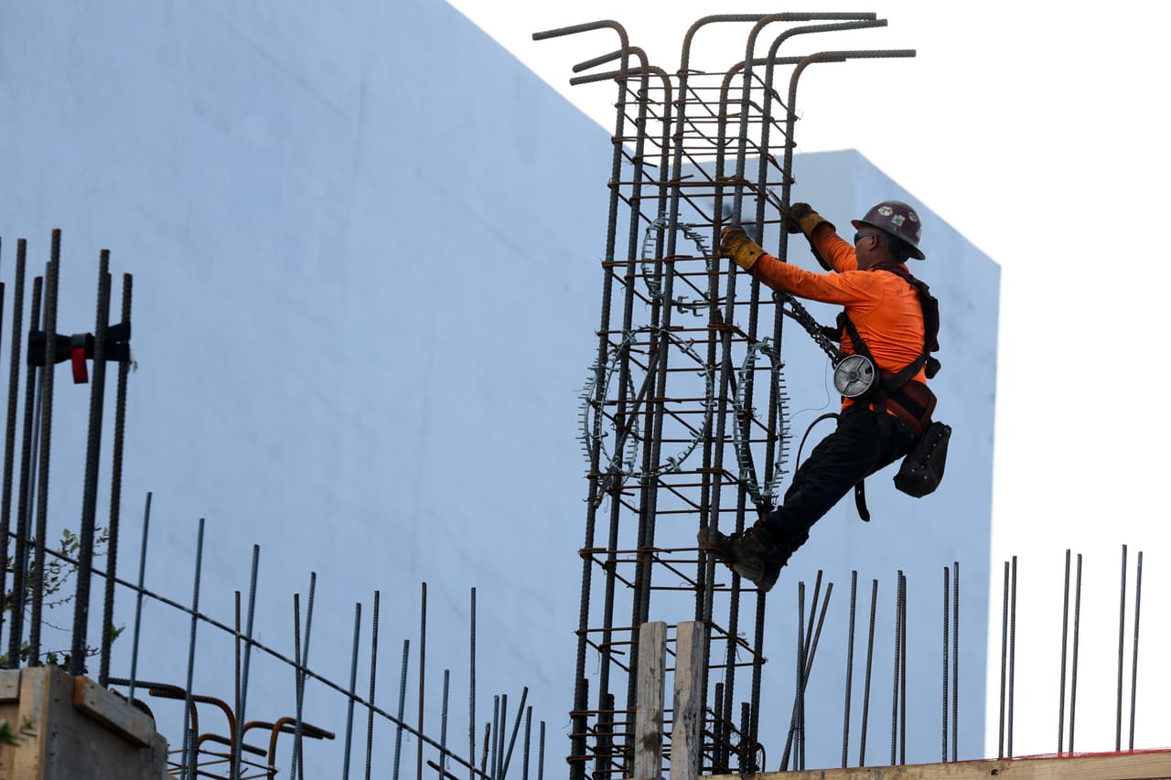 El
<b>Centro Nacional de Derecho Migratorio</b> advierte que los trabajadores indocumentados tienen
<b>el doble de probabilidades de recibir sueldos por debajo del mínimo</b>, y cerca del
<b>35% labora en sectores de baja paga</b> como agricultura, construcción y empleo doméstico.
<br>