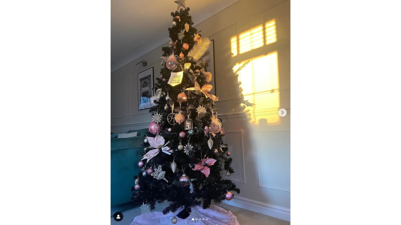 Árbol de Navidad negro con adornos en colores claros
